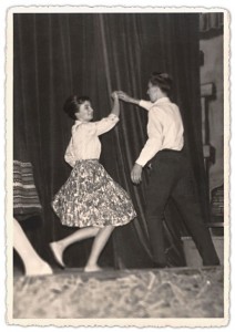 Die Tänzerin trägt einen Rock mit Petticoat